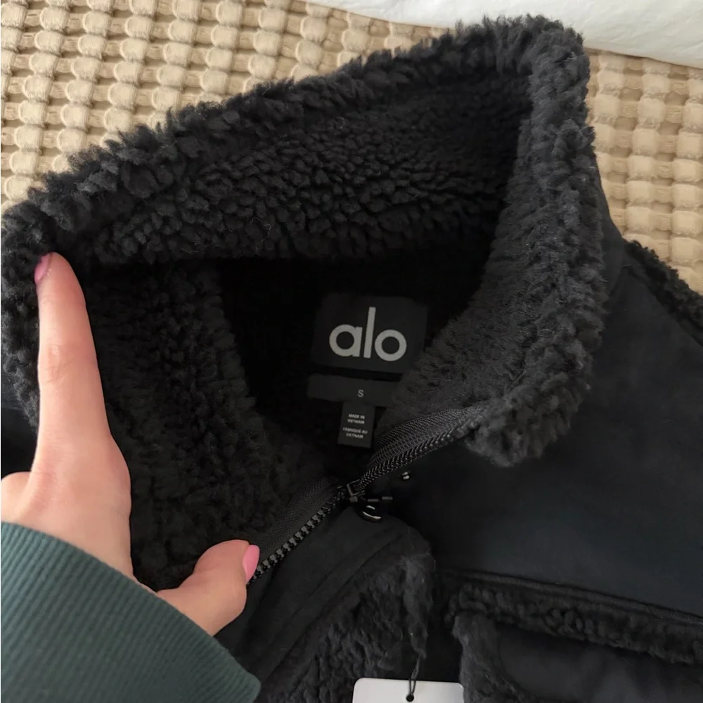 Alo Yoga Faux Sherling Snowfall Cropped Jacket - Picture 4 of 4